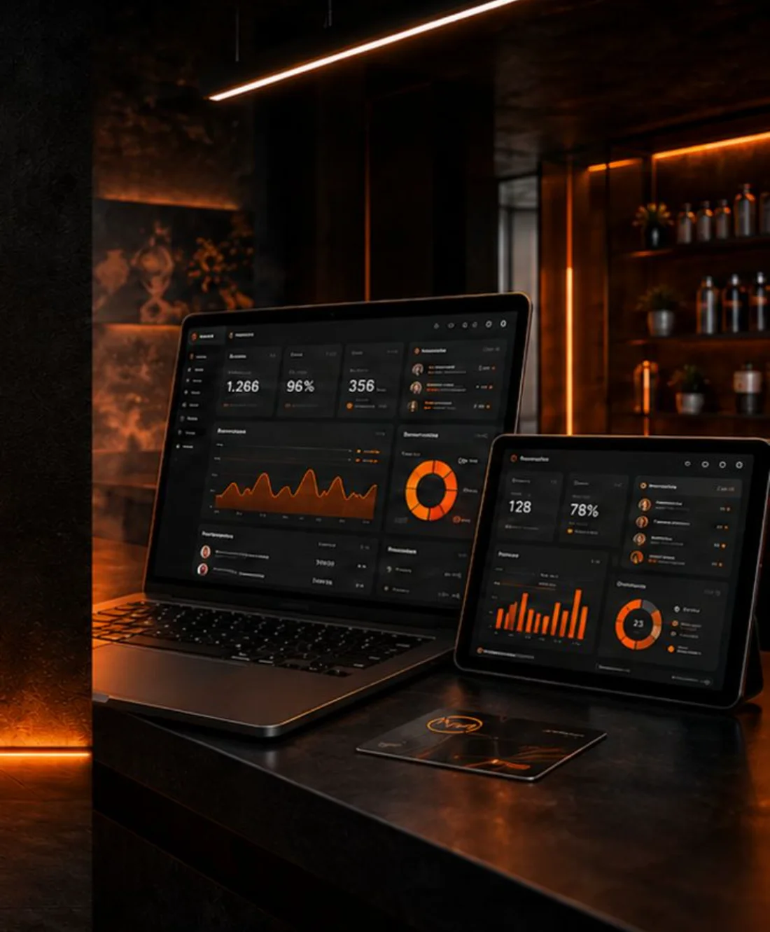 Notebook y tablet con paneles de gestión en un gimnasio